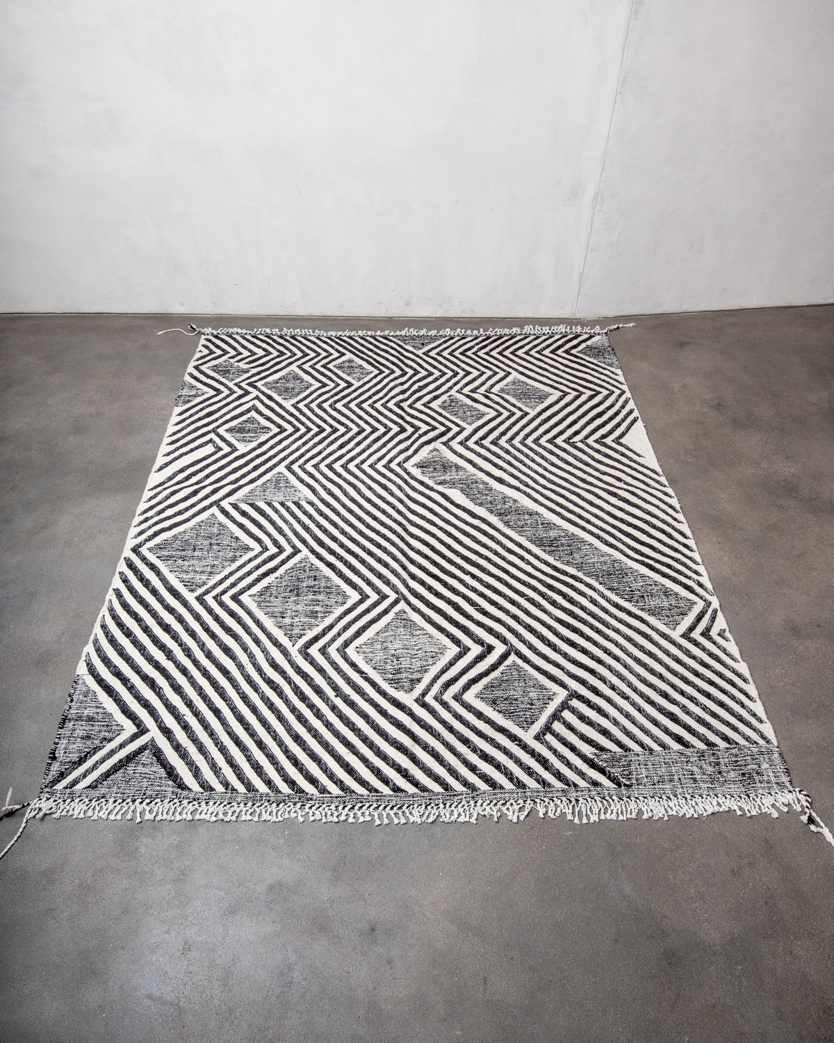 Modern, handcrafted Berber rug from Morocco. Flat-woven Kelim carpet in black and white design. Made of 100% wool.